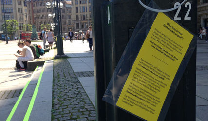 Knallgelb sichtbar: Auch die Stufen auf dem Rathausmarkt wurden markiert, allerdings nur mit Klebeband - Copyright: Melanie Wölwer/BSVH