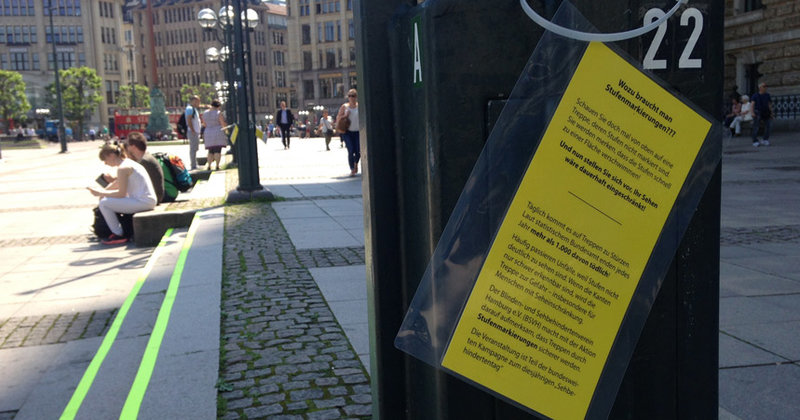Knallgelb sichtbar: Auch die Stufen auf dem Rathausmarkt wurden markiert, allerdings nur mit Klebeband