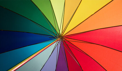 Ein Schirm in den Farben des Regenbogens - Copyright: Hans-Jörg Ott / fundus-medien.de