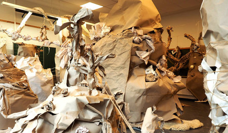 Höhlenlandschaft im Klassenraum – aus Tischen Stühlen und Papier