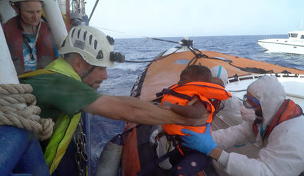 Einige wenige Gerettete, wie dieses kleine Kind, durften von der Sea-Watch 3 an Land gehen. Aber Immer noch harren mehr als 40 Menschen auf dem Schiff aus. - Copyright: © sea-watch.org