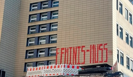 Gelbes Hochhaus mit Graffiti: FEMINIS-MUS - Copyright: Kelly Thomsen