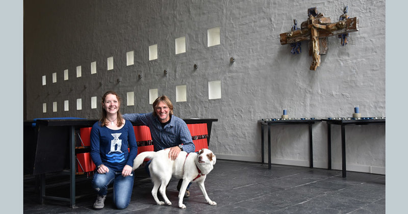 Zuhause in der Kirche: Münsterländer-Mix Tölpel mit Pastor Holger Janke und Praktikantin Mona Bürger