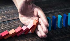 Dominoeffekt unterbrechen – ©beeboy - Copyright: beeboy / fotolia