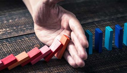 Dominoeffekt unterbrechen – ©beeboy - Copyright: beeboy / fotolia