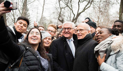 Bürgermeister Peter Tschentscher und Bundespräsident Frank-Walter Steinmeier machen mit einer Gruppe Jugendlicher ein Selfie. - Copyright: © Senatskanzlei Hamburg, Jan-Niklas Pries