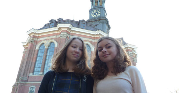 Antonia Michaels, 14, aus Meiendorf und Emilia Hahn, 13, (re.) aus Othmarschen - Copyright: Sabine Henning
