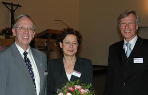 Museumsleiterin Lisa Kosok mit dem Synodenvorsitzenden Wilfried Hartmann (links) und Propst Hartwig Liebig (Foto: kirche-hamburg.de)