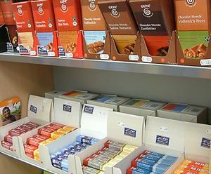 Faire Schokolade im Regal