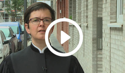 Pastorin Vanessa von der Lieth arbeitet für die Kirchengemeinde Altona-Ost. Man trifft Sie genauso oft in der Kirche, wie am Zebrastreifen vor der Schule an, wo Sie zusammen mit Eltern ein Schülerlotsenprojekt organisiert. - Copyright: © Hagen Grützmacher