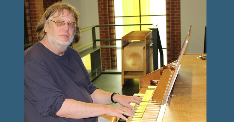 Friedemann Kannengießer an seiner Orgel