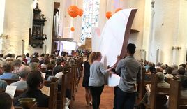 Den Frieden in die Welt tragen und symbolisch in den Gottesdienst - Copyright: Sabine Henning/kirche-hamburg.de