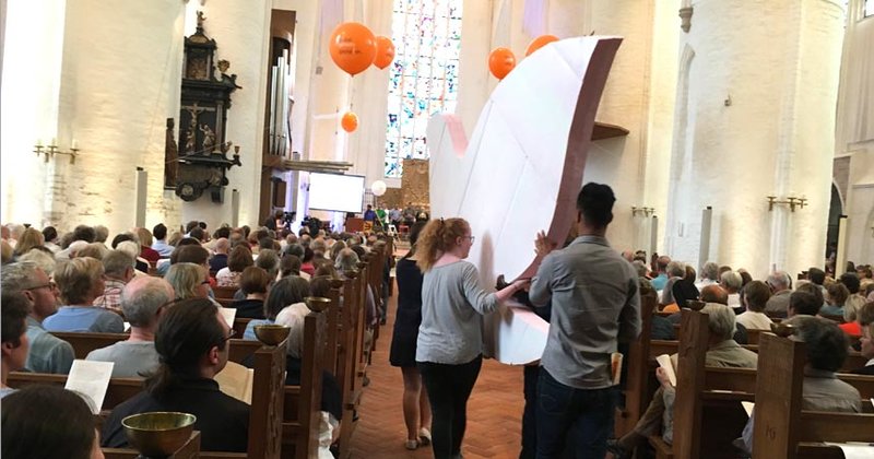 Den Frieden in die Welt tragen und symbolisch in den Gottesdienst
