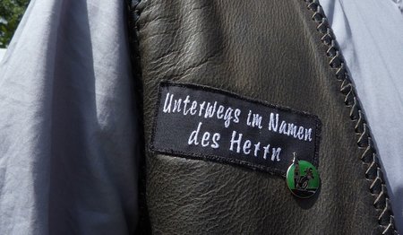 Uwe Stiller, Pastor für Bikerseelsorge in der Nordkirche, reiust "Im Namen des Herrn"