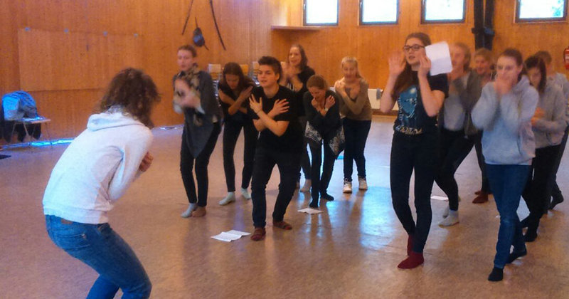 Die Moves zum Song: Die Chorsängerinnen proben mit Choreografin Catharina Lühr
