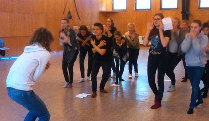 Die Moves zum Song: Die Chorsängerinnen proben mit Choreografin Catharina Lühr - Copyright: Timo Rinke