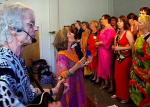Jabepo und Gisela leiten den Afro-Gospel-Workshop