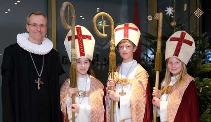 Hauptpastor und Propst Martin Vetter führte die drei Kinderbischöfe ein - Copyright: Rauhes Haus