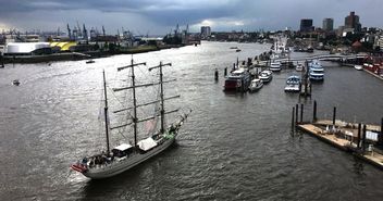 Großer Auftritt mit unter dramatischer Wolkenkulisse:das Nordkirchenschiff ist da! - Copyright: Ines Hansla/kirche-hamburg.de