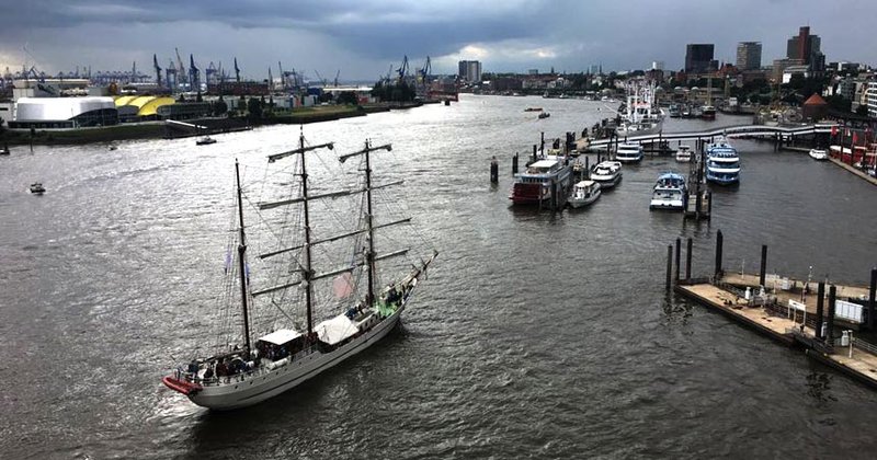Großer Auftritt mit unter dramatischer Wolkenkulisse:das Nordkirchenschiff ist da!