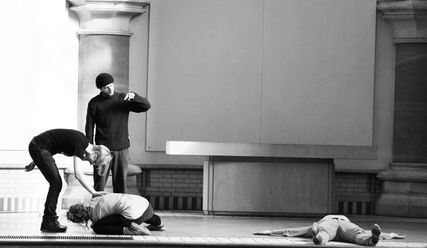 Sich klein machen oder aufrecht gehen – ein Probenfoto der Performance - Copyright: Helena Bennett
