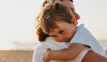 Mutter und Kind umarmen sich - Copyright: Unsplash