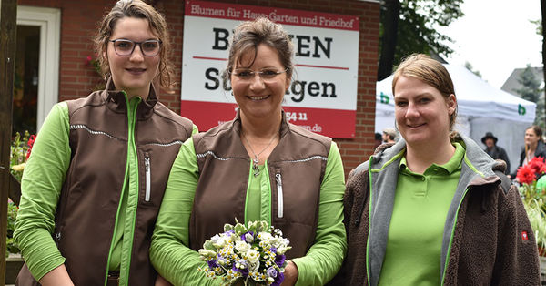 - Copyright: Monika Rulfs Die Mitarbeiterinnen (von li. n re.): Kimberly Hamel, Floristhelferin, Gaby Hamel, Cheffloristin und Jessica Schmidt, Floristin. - © Monika Rulfs - Copyright: Monika Rulfs