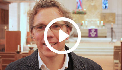 Pastor Frank Engelbrecht erklärt die Adventszeit - Copyright: © Hagen Grützmacher
