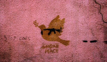 Friedenstaube auf grau/rosa Hintergrund mit Unterschrift IMAGINE PEACE - Copyright: 4c_zaur-ibrahimov, 