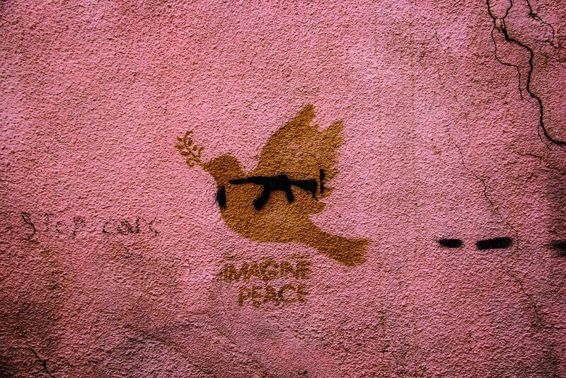 Friedenstaube auf grau/rosa Hintergrund mit Unterschrift IMAGINE PEACE