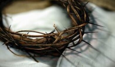 Dornenkranz auf einem Tuch - Copyright: Image by congerdesign from Pixabay