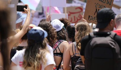 Protestierende Frauengruppe, von hinten - Copyright: Orna Wachmann, Pixabay