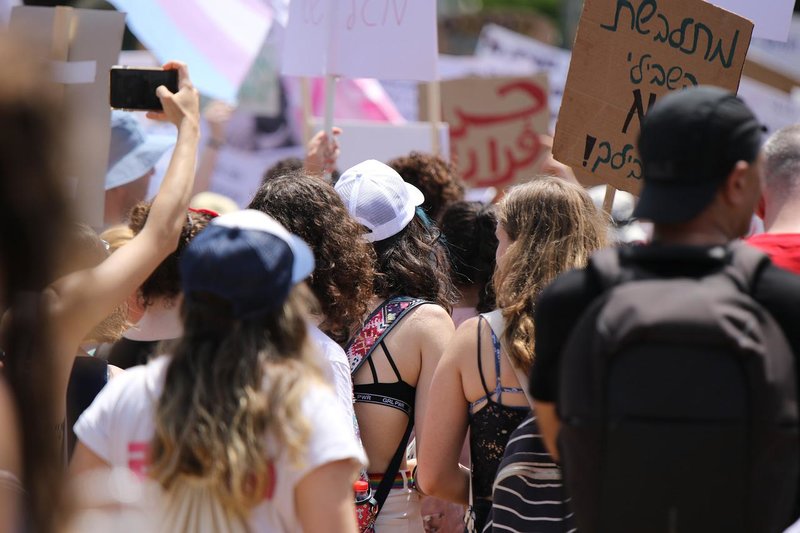 Protestierende Frauengruppe, von hinten
