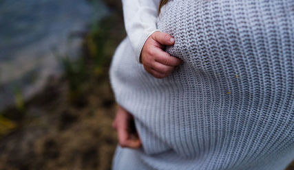 Frau mit Baby auf dem Arm - Copyright: Jenna Christina/Unsplash