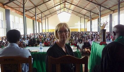 Pröpstin Isa Lübbers predigte für die rund 800 Besucher eines Gottesdienstes - Copyright: Sabine Henning
