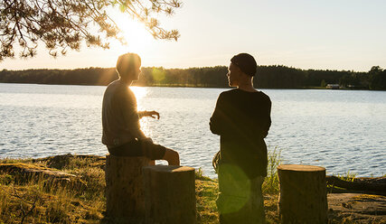 Gespräch am See - Copyright: Unsplash