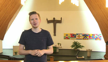 Pastor Jonas Göbel in 'seiner' Auferstehungskirche in Hamburg-Lohbrügge. - Copyright: © Hagen Grützmacher