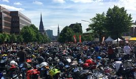 Gänzende Aussichten: die Bikes in der Sonne vor dem Michel - Copyright: Sabine Henning/kirche-hamburg.de