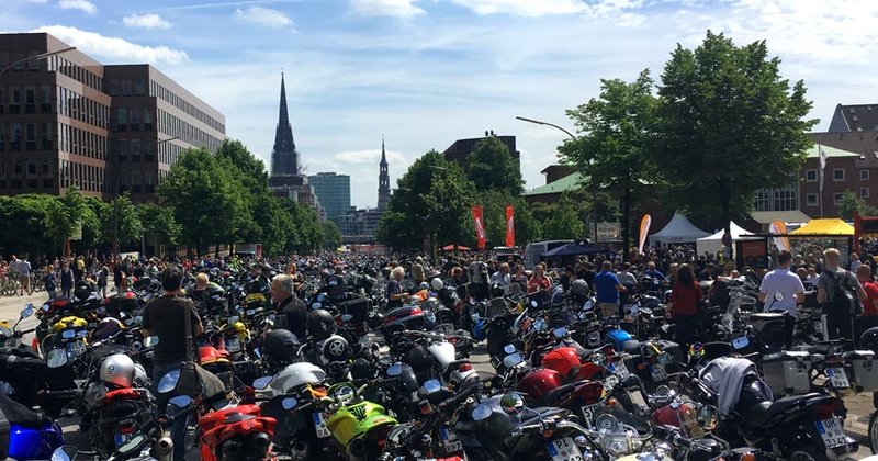 Gänzende Aussichten: die Bikes in der Sonne vor dem Michel