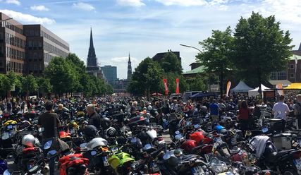 Gänzende Aussichten: die Bikes in der Sonne vor dem Michel - Copyright: Sabine Henning/kirche-hamburg.de
