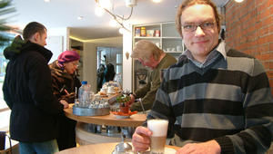 Diakon Mark Möller leitet das Kirchencafe 