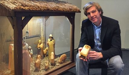 Zeichen der Hoffnung lange vor der Wiedervereinigung: Pastor Oliver Spies mit der Krippe - Copyright: privat