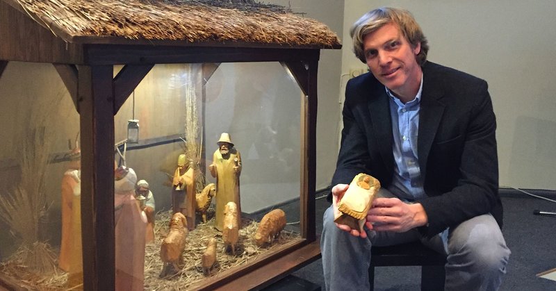 Zeichen der Hoffnung lange vor der Wiedervereinigung: Pastor Oliver Spies mit der Krippe