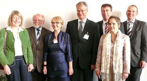 Frank Craemer (Leiter des Suchthilfezentrums, Mitte) begrüßte unter anderem Propst Thomas Drope und Diakoniepastorin Maren von der Heye (3., 2. von rechts)  Foto: Cornelia Strauß - Copyright: Cornelia Strauß
