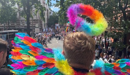 Ein Mann mit bunten Flügeln ist auf dem CSD in Hamburg - Copyright: Sieghard Wilm