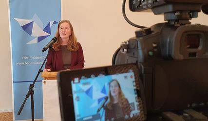 Julika Koch Reden über Frieden - Copyright: © Hagen Grützmacher