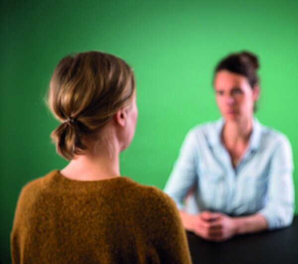 Zwei Frauen gegnübersitzend - Copyright: Henriette Pogoda-Schümann