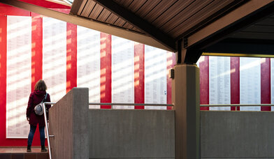 Auf Wänden geschrieben: Die Namen der Opfer. - Copyright: Arne Mantz