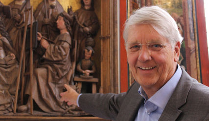 Karl-Günther Petters und sein Forschungsobjekt: der Lukas-Altar in St. Jacobi - Copyright: Thomas Morell/epd