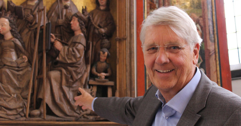Karl-Günther Petters und sein Forschungsobjekt: der Lukas-Altar in St. Jacobi